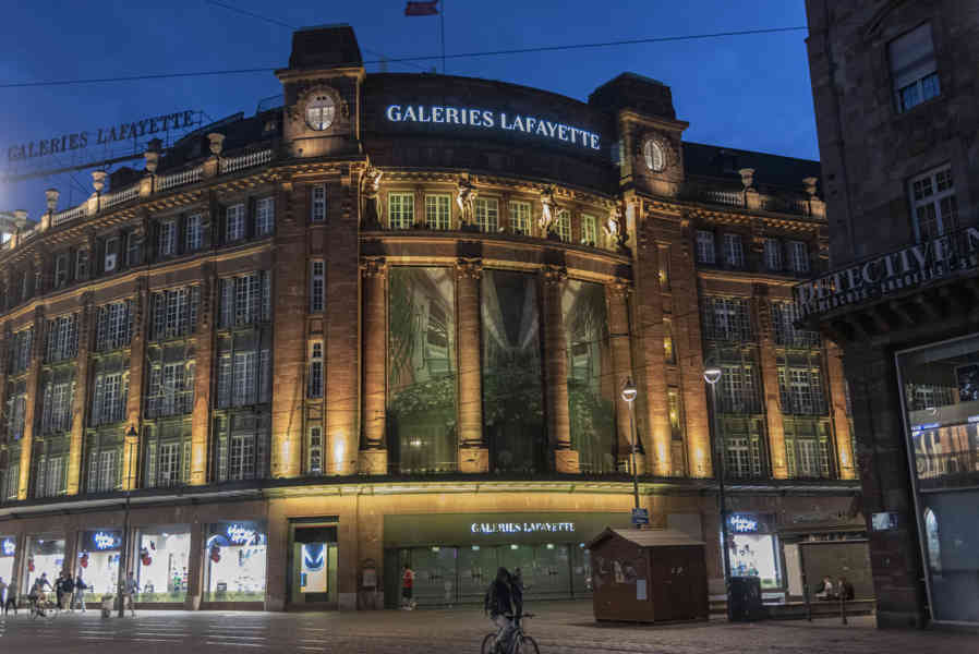 Francia - Alsacia 169 - Estrasburgo - galerias Lafayette.jpg